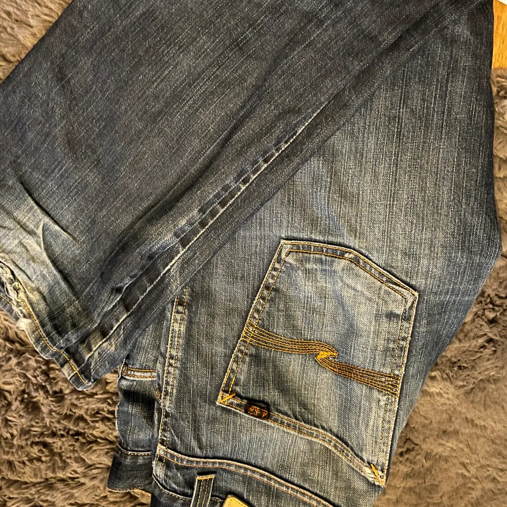 Snygga nudie jeans i marinblå färg. Passar till allt och riktigt bekväma! Skulle varmt rekommendera dessa. Hör av er vid frågor och funderingar.. Jeans & Byxor.