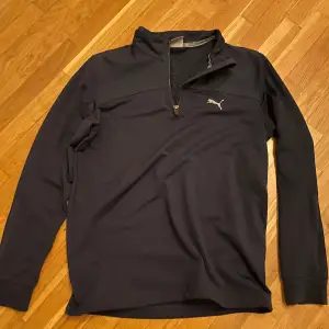 Puma tränings tröja i storlek S som är mörkblå  