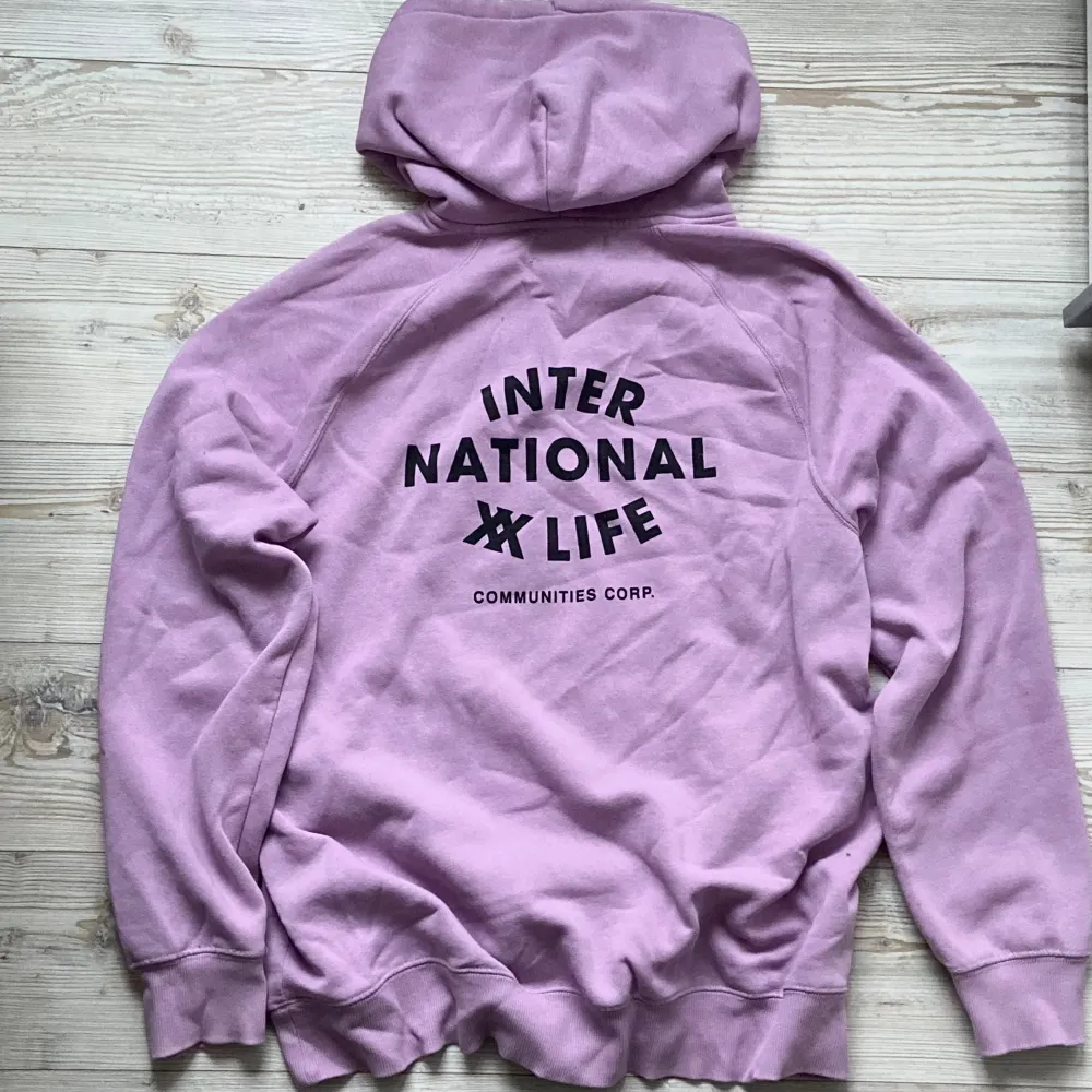 Superfin och mysig rosa hoodie! Den har en väldigt liten fläck på framsidan, kontakta mig för bild 🖤. Hoodies.