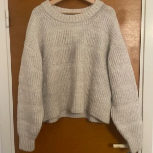 Stickad tröja - Superfin stickad tröja från weekday i storlek S, modellen är dock lite oversized så passar även M och L. 