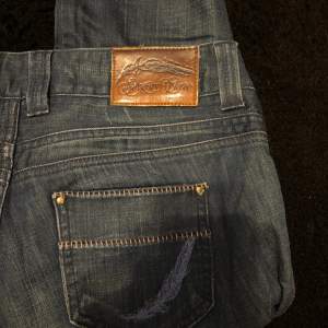 Coola lågmidjade jeans med lite detaljer!🩷passar mig som är en M/S