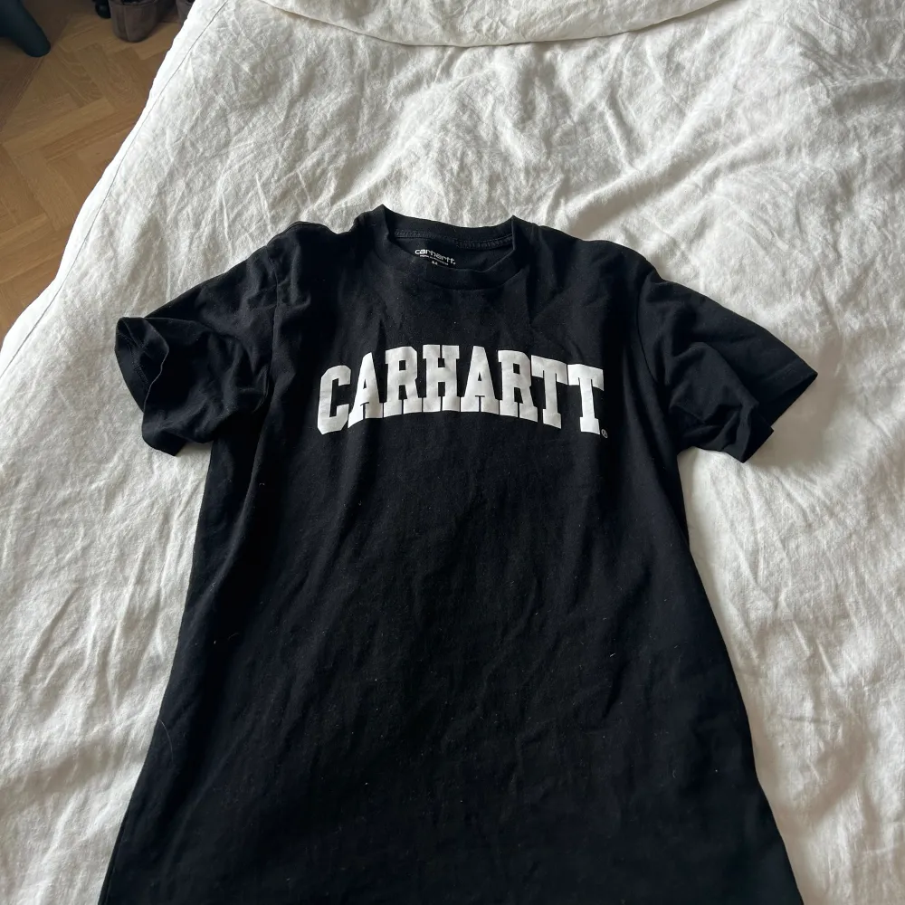 Ursnygg tshirt från Carhartt. Sitter perfekt och passa till det mesta. Knappt använd.. T-shirts.