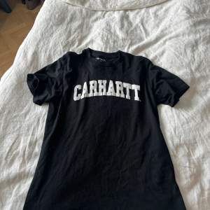 Ursnygg tshirt från Carhartt. Sitter perfekt och passa till det mesta. Knappt använd.