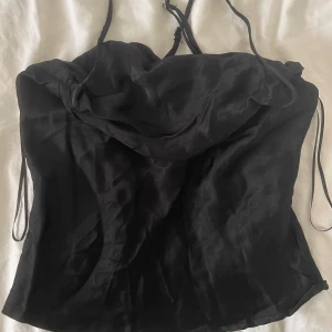 Zara topp - Super snygg satin topp från zara köpt för några år sen men aldrig använd ❤️ perfekt nu till sommaren !!