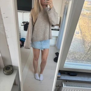 Lågmidjad jeanskjol - Så snygg jeanskjol från zara! Köpt förra sommaren, men används tyvärr inte så mycket som jag önskat då jag har många andra💞🙏🏻skulle säga att den är lite liten i storleken