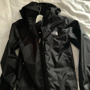 The north face  - The north face jacka storlek S. En riktigt premium jacka med mocha på insidan för att behålla värmen vid dåligt väder. Använd ca 1-2 gånger sitter bra, och riktigt behaglig