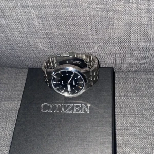 Silver klocka - En citizen klocka i riktigt silver Köpt för 800kr men är värd 1,5k. Den är förminskad 3 storlekar Kontakta mig om du e sugen!! Plus ja möts helst upp med klockan