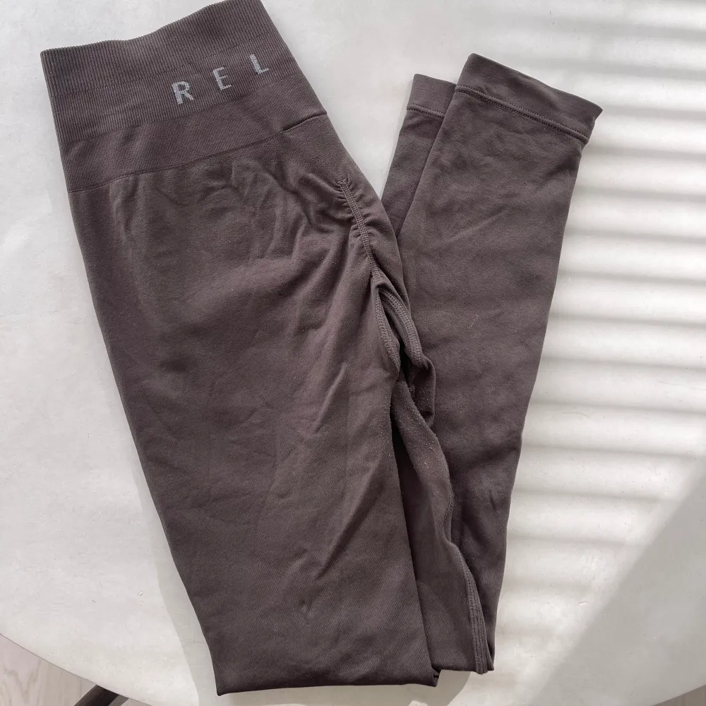Prime scrunch tights i brun färg från relode!🤎. Jeans & Byxor.