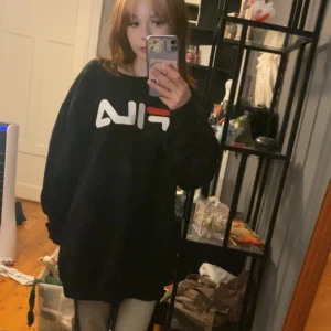 FILA tjocktröjan  - Super cool Fila tjocktröja i storlek L 