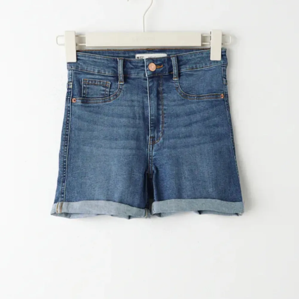 Shorts ifrån Gina Tricot i modellen Molly färgen Standard blue, innerbenslängd 9cm. . Shorts.