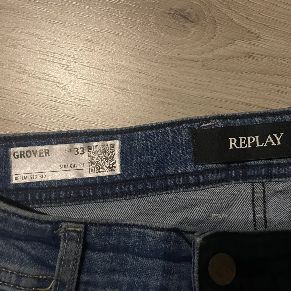 Säljer min Replay Grover i fint skick. Dem är i storlek 33/32. Säljer dem pga av att de är förstora. Nypris 1600kr mitt pris 600.. Jeans & Byxor.