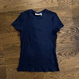 Fin ribbstickad mörkblå t-shirt. Aldrig använd! Stretchig och BRA kvalité. Använd gärna ”köp nu”! 😇