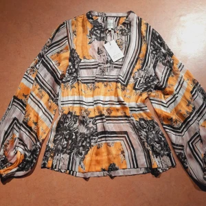 Luftig Blus, ny - En luftig blus, mönstrad i gult, svart och vitt. Helt ny från Second Female, storlek S. Kostade 949->599 -> mitt pris 160 kr. 