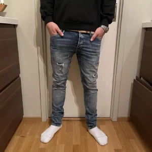 Jack & Jones jeans - Säljer dessa riktigt feta Jack & Jones jeans! Storleken är 30/32 och modellen på bilden är 177 cm och väger ca 57 kg. Skriv vid intresse!
