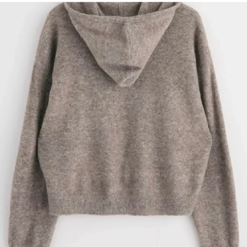 Säljer denna stickade tröjan från Lindex då den knappt använda längre💕. Tröjor & Koftor.