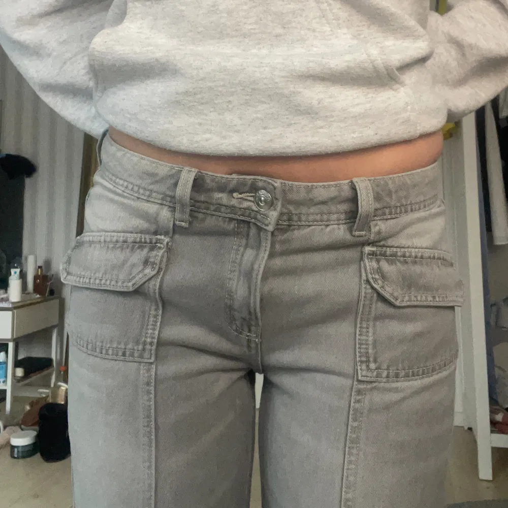 Jag säljer mina helt oanvända jeans från hm då de är för små. . Jeans & Byxor.