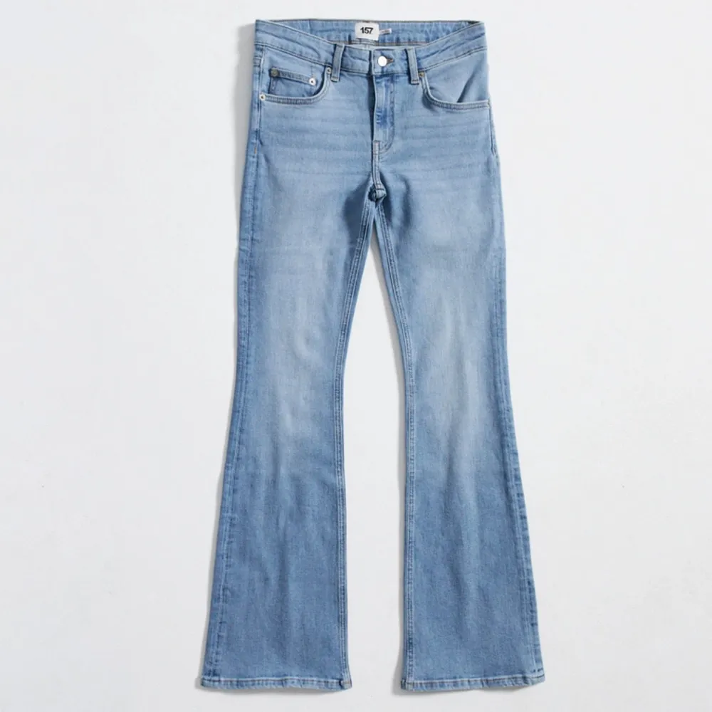 Ett par jeans från lager 157. Köpta för 400kr säljer för hälften😇 storlek xs och endast provad💞low waist. Jeans & Byxor.