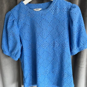 Tröja från objeckt  - Säljer denna fina ” blus ” från objeckt köpt i somras och har inte kommit till så stor användning! 😍✨