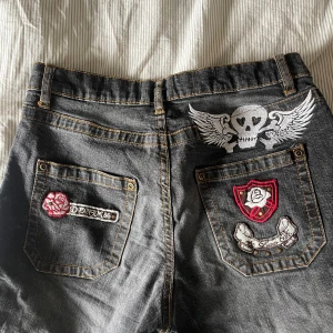 Lågmidjade jeans  - Skit coola lågmidjade jeans med tryck på bakfickorna. Från märket John barner. De är i storlek 26 vilket motsvarar ca st36 