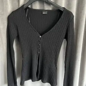 Fin tröja / kofta från Gina tricot använd ca 4 gånger tycker inte om den så mycket då det inte är min stil, rollar av och tvättar den innan den skickas iväg! ✨