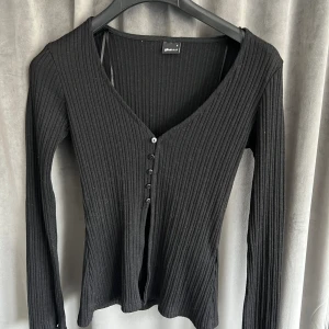 Gina Tricot - Fin tröja / kofta från Gina tricot använd ca 4 gånger tycker inte om den så mycket då det inte är min stil, rollar av och tvättar den innan den skickas iväg! ✨