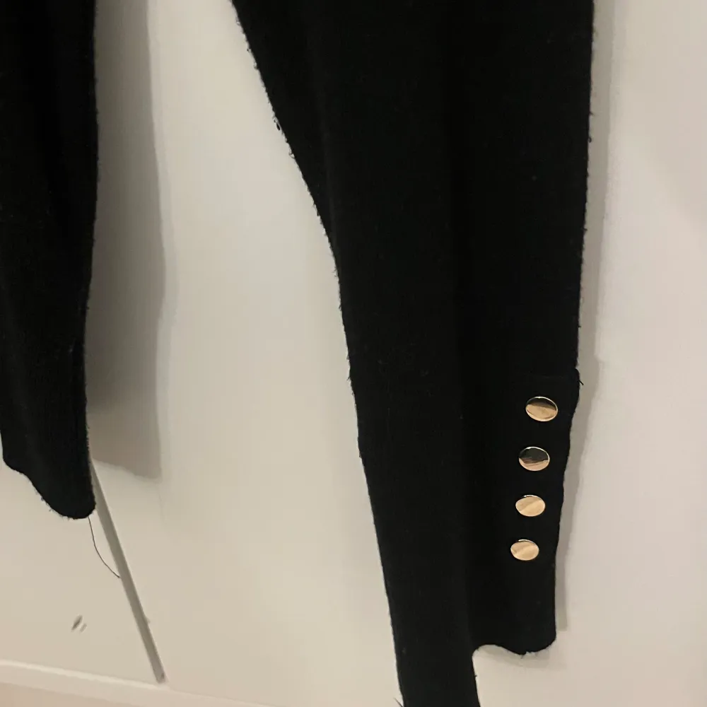 Jättefin svart tröja med guldknappar ifrån zara som inte längre säljs. Använd fåtal gånger så den är i nyskick. Tröjor & Koftor.
