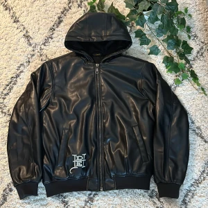 Ed hardy läder jacka - Väldigt fin ed hardy jacka som jag tyvärr säljer. Priset kan diskuteras och köparen står för frakt 📦.