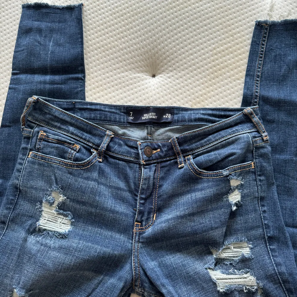 Säljer dessa snygga jeans från Hollister, använda fåtal gånger och är i princip som nya. Storlek 28, går ända ner till fötterna (är 177 cm) ❤️‍🔥. Jeans & Byxor.