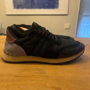 Valentino Rockrunner - 8/10 skick strl:42 passar även 43 Box ingår ej 🛩️