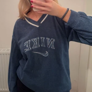 Vintage Nike - Säljer denna superfina tröjan från Nike, vintage. Superfint skick med tanke på åldern! Har inga defekter eller fläckar 🩵passar allt från XS till M beroende på hur man vill att den sitter🩵