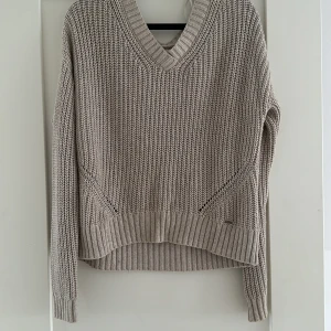 Stickad tröja  - Säljer denna tröja då den inte kommer till användning, endast använd fåtal gånger💗