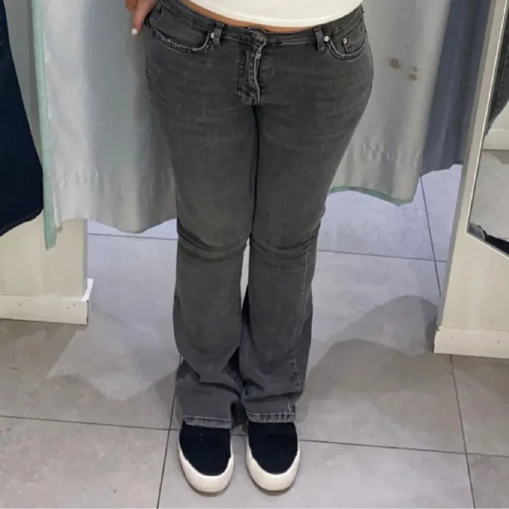 Gina tricot jeans skit snygga, sitter så bra och ät stretchiga!💗🎀. Jeans & Byxor.