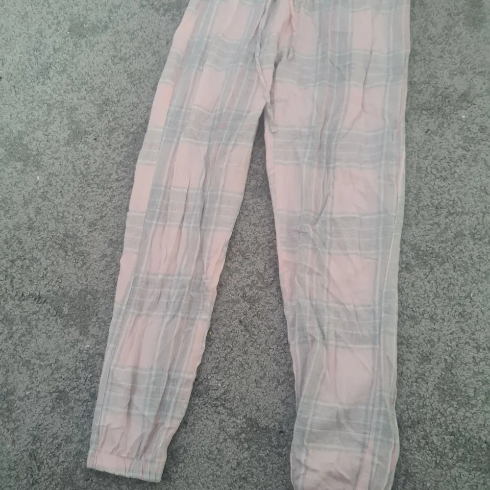 Pyjamas byxor i storlek S. Har endast använts några gånger.. Jeans & Byxor.