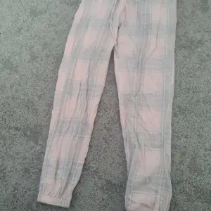 Pyjamas byxor i storlek S. Har endast använts några gånger.