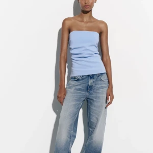 Bandeau topp - Blå bandeau topp från ZARA i storlek s. Den har en dragkedja i bak och den har bara blivit använd en gång. Köpare står för frakten 