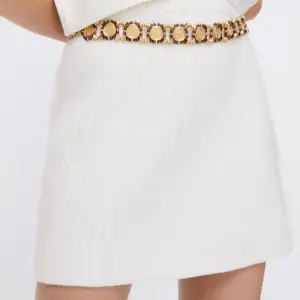 Säljer denna kjol ifrån zara i ett bra skick. Kan användas som topp också om man vill de.