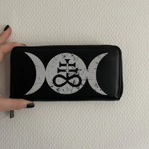 Alt plånbok - Säljer denna skit fina alternativa plånboken, mitten delen har släppt från en kant som ni ser på den tredje bilden. Nypris: 299