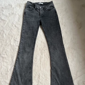 Perfect jeans/bootcut - Dem är i bra skick då jag bara har använt dem några gånger, säljer för dem är lite för tight för min smak, jag är 160 och tycker att dem passar i längden men tror att dem kan passa till 165, jag har normalt vis 36 på jeans men dem passar ändå💗👍