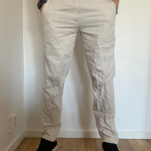 Linnebyxor - Linnebyxor från uniqlo som inte är använda! Kostar 599 nya! Jag är ca 180cm och väger 80kg!