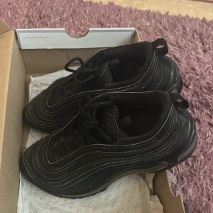 Nike Airmax 97 - Köpta för ett tag sen. Ser lite smutsiga ut på bilden men går att rengöra enkelt. Nypris: 1300 men säljs för 300