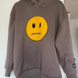 Brun hoodie med coola detaljer. Från Clout collection. I fint skick 