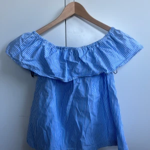 söt topp - jättesöt topp från hm som endast är använd några få gånger, storlek xs/s. 