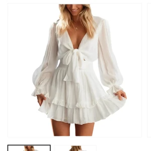 Vit klänning  - En superfin klänning i storlek M från dressy.se. Jag har aldrig använt den eftersom den inte riktigt passade mig 😇 Köpte den för 600kr men säljer den för 400kr 