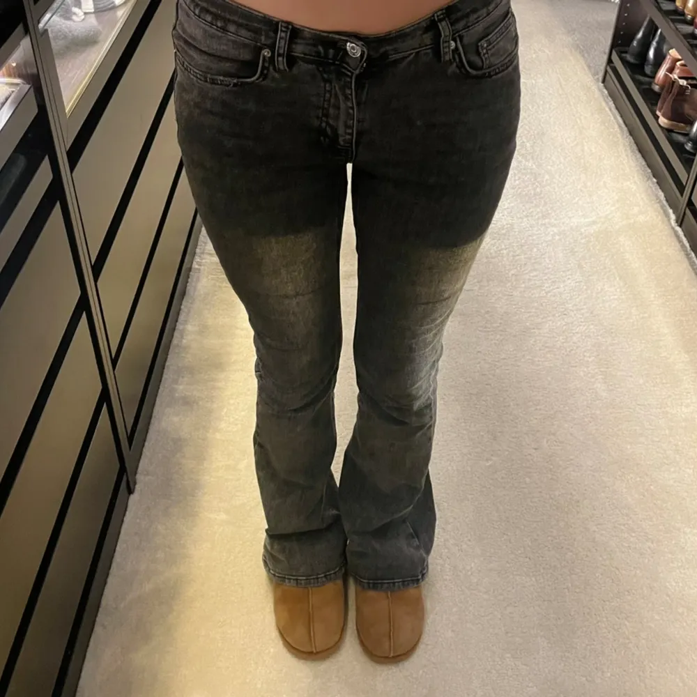Säljer dessa lågmidjade jeans från Gina! Inga defekter, nypris 499kr💕. Jeans & Byxor.