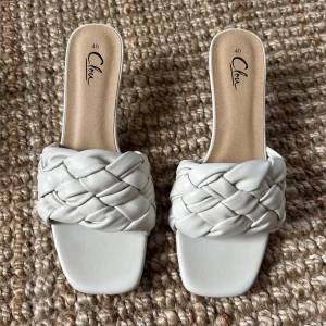 Klackar - Superfina klackar från skopunkten har 39 så skulle säga att de passar 39-40😊