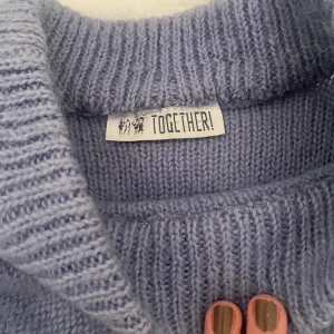 Blå stickad tröja - Stickad super mysig tröja, seconhand från Berlin. Jättefin bljusblå förg också. Varm och lite oversized, skulle säga stl M då det inte står en storlek på den. Har inte använt mer än 2 ggr så därför är den till salu :)