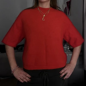 Stickad t-shirt - Jättefin stickad t-shirt från other stories.