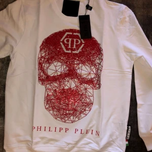 Philip plein tröja - Säljer nu en philipp plein sweatshirt, finns i storlek XL, XXL. Condition 10/10 helt oanvända. Toppkvalite på tröjorna