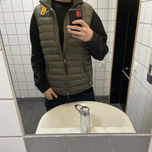 Parajumper/pjs väst  - Parajumper/pjs väst lightWeight väldigt fin inga skador 9/10 i skick. Väldigt unik färg! Och väldigt skön och ha på sig. Skriv om ni vill ha fler bilder osv! Kan gå ner o pris vid snabb affär! OBS !Äkta!