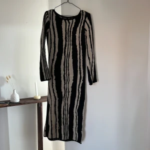 Varm och snygg höst/vår Klänning - Använd 2 gånger. Midi klänning, passar 34/36/38